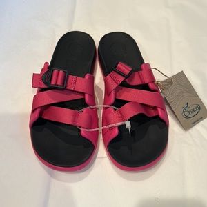 NWT CHACO pink chillos in magenta size 6.5/7